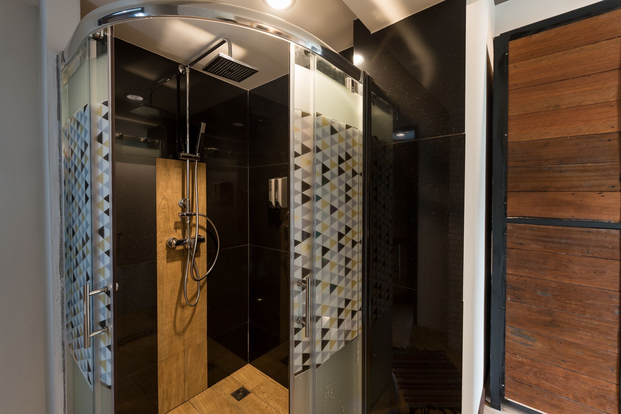33 Poshtel (Adults Only) Hotel Csiangmaj Kültér fotó